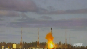 Putin testa il nuovo missile Sarmat: “Farà riflettere chi ci minaccia”