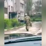 Ucraina, il ritorno a casa del soldato e l’emozionante abbraccio con la fidanzata