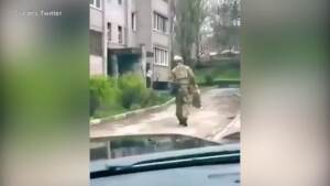 Ucraina, il ritorno a casa del soldato e l’emozionante abbraccio con la fidanzata
