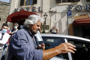 Roma, Beppe Grillo lascia l’hotel Forum