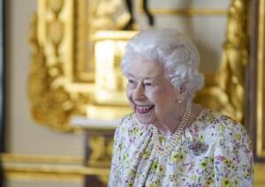 La regina Elisabetta II ad una mostra dell'azienda di artigianato britannica Halcyon Days