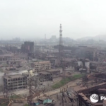 Ucraina, l’acciaieria Azovstal bombardata ripresa dall’alto