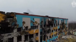 Ucraina, le immagini dell’ospedale di Mariupol in macerie