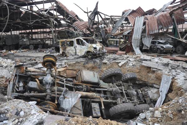 Ferrovia Dnipro distrutta da missili russi. Biden: “Putin non vincerà mai questa guerra”. Il capo del Cremlino annulla l’ordine di assaltare l’acciaieria Azovstal di Mariupol: “Ma da quelle catacombe non esca una mosca”