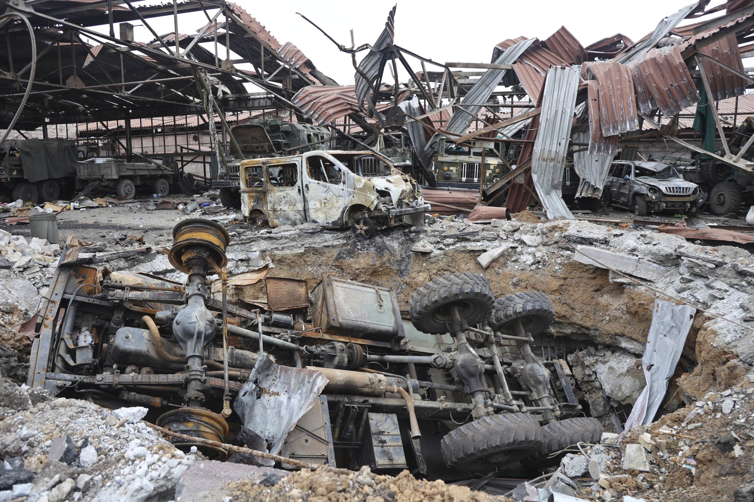 Ferrovia Dnipro distrutta da missili russi. Biden: “Putin non vincerà mai questa guerra”. Il capo del Cremlino annulla l’ordine di assaltare l’acciaieria Azovstal di Mariupol: “Ma da quelle catacombe non esca una mosca” Ferrovia Dnipro distrutta da missili russi. Biden: “Putin non vincerà mai questa guerra”. Il capo del Cremlino annulla l’ordine di assaltare l’acciaieria Azovstal di Mariupol: “Ma da quelle catacombe non esca una mosca”