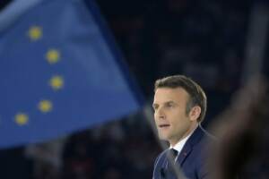 Elezioni Francia, Macron in campagna elettorale a La Paris La Défense Arena