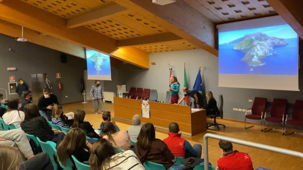 Galleria foto 'Aquila Basket Earth Day, al “Martino Martini” l’incontro con la testimonial Tamara Lunger e i partner del progetto' - foto 5