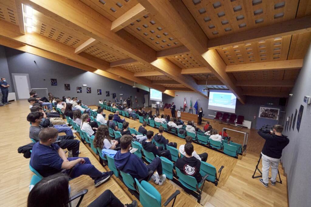 Galleria foto 'Aquila Basket Earth Day, al “Martino Martini” l’incontro con la testimonial Tamara Lunger e i partner del progetto' - foto 7