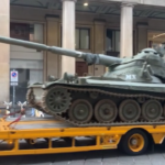 Milano, un carro armato coperto di libri contro la guerra a Palazzo Reale