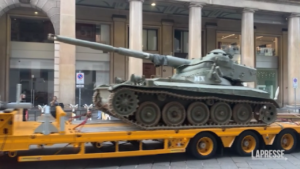 Milano, un carro armato coperto di libri contro la guerra a Palazzo Reale