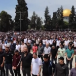 Gerusalemme, musulmani pregano dopo gli scontri alla moschea di Al Aqsa
