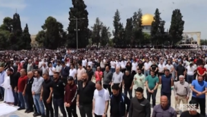 Gerusalemme, musulmani pregano dopo gli scontri alla moschea di Al Aqsa