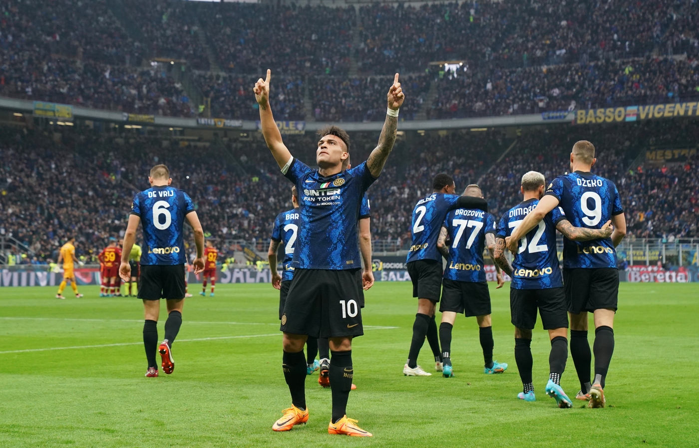 Inter tre squilli Scudetto, 3-1 alla Roma dell’ex Mourinho Inter tre squilli Scudetto, 3-1 alla Roma dell’ex Mourinho