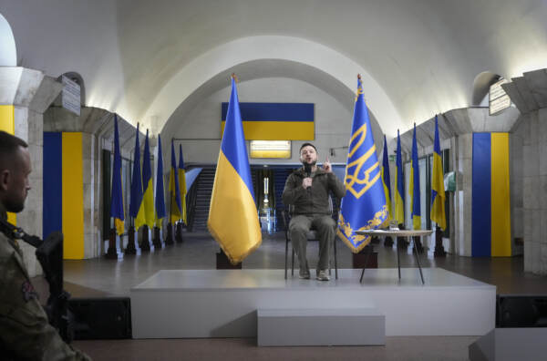 Guerra Russia-Ucraina, il presidente ucraino Zelensky in conferenza dalla metropolitana di Kiev