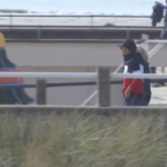 Francia, la passeggiata in spiaggia di Macron alla vigilia delle elezioni