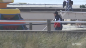 Francia, la passeggiata in spiaggia di Macron alla vigilia delle elezioni