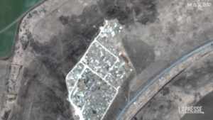 Ucraina, scoperta una nuova fossa comune vicino Mariupol: le immagini dal satellite