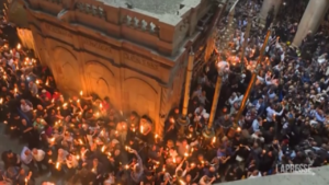 Gerusalemme, gli ortodossi celebrano il ‘Fuoco Sacro’ al Santo Sepolcro