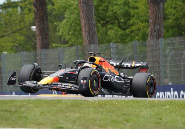 Formula 1, Verstappen vince a Imola: solo sesto Leclerc