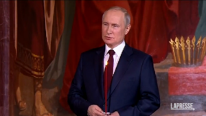 Russia, Putin alla messa di mezzanotte a Mosca per la Pasqua ortodossa