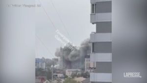 Odessa, l’impatto del missile russo che ha ucciso una donna e la figlia di tre mesi