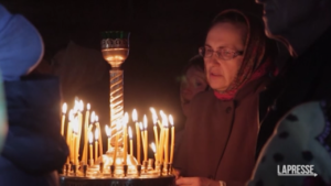 Ucraina, i cristiano-ortodossi celebrano la Pasqua a Mariupol