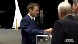 Ballottaggio presidenziali Francia, Macron al seggio a Le Toquet