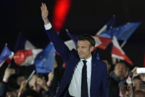 Francia, proiezioni: Macron rieletto con il 58%, Le Pen ferma al 42%. “Darò risposte alla rabbia, insieme scriveremo la storia”