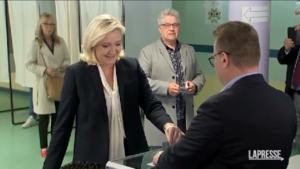 Ballottaggio presidenziali Francia, Marine Le Pen al seggio