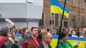 25 Aprile, al corteo sfila delegazione Ucraina: “Grazie Italia”