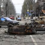 Ucraina, tensione in Trasnistria. Raid su stazioni ferroviarie, almeno 5 morti e 18 feriti. Scoperta terza fossa comune a Mariupol