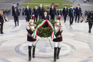 25 aprile, Festa della Liberazione, Mattarella depone la corona d'alloro sulla tomba del milite ignoto