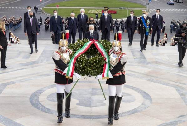 25 aprile, Festa della Liberazione, Mattarella depone la corona d'alloro sulla tomba del milite ignoto