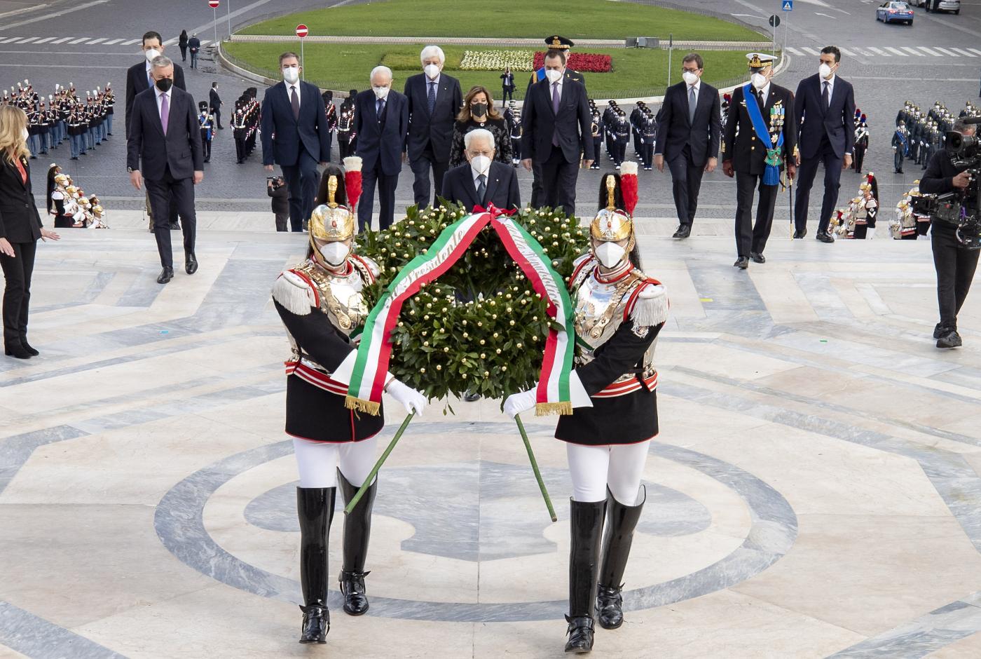 25 aprile, Mattarella prima all’Altare della Patria, poi ad Acerra: “Viva la libertà ovunque, soprattutto dove minacciata”. Draghi: “La nostra pace costruita sui valori della Resistenza”