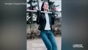Finlandia: i muscoli di Sanna Marin, trazioni al parco per la premier
