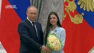 Russia: Putin premia atleti olimpici, elogio alla pattinatrice Kamila Valieva