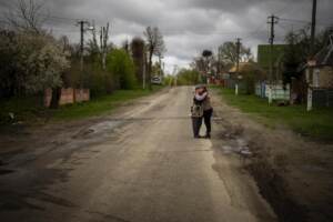 Guerra Ucraina, villagio in lutto per il funerale di un soldato ucciso dai russi