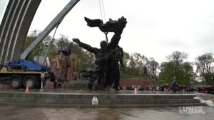 Ucraina, abbattuto a Kiev il ‘monumento dell’amicizia’ sovietico