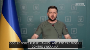 Ucraina, Zelensky: “Tre missili russi vicino alle nostre centrali nucleari”