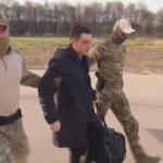 Scambio di prigionieri Usa-Russia: il marine americano scortato in aeroporto a Mosca