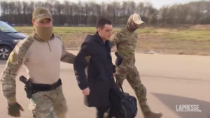 Scambio di prigionieri Usa-Russia: il marine americano scortato in aeroporto a Mosca