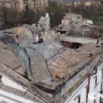 Ucraina, la Russia mostra le immagini del teatro di Mariupol distrutto