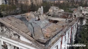 Ucraina, la Russia mostra le immagini del teatro di Mariupol distrutto