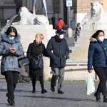 Mascherine, oggi la nuova ordinanza. Restano obbligatorie a scuola, cinema, treno e aereo