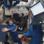 Spazio, Cristoforetti e il Crew 4 arrivati alla Stazione Spaziale: gli abbracci dell’equipaggio