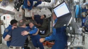 Spazio, Cristoforetti e il Crew 4 arrivati alla Stazione Spaziale: gli abbracci dell’equipaggio