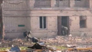 Ucraina, offensiva russa sull’acciaieria di Mariupol: in un video la drammatica fuga dei soldati di Mosca