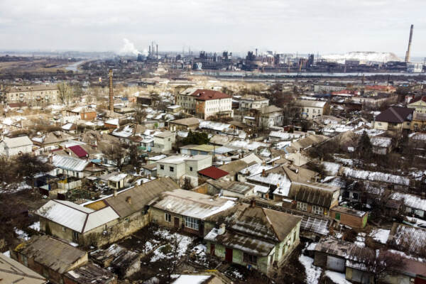 Mariupol, Kiev prepara evacuazione civili da Azovstal di Mariupol. Biden a Congresso Usa: “Approvare fondi prima possibile”. Lavrov: “Non siamo in guerra con la Nato”