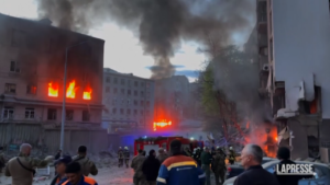 Ucraina: missili russi su Kiev durante visita Guterres, gli edifici in fiamme