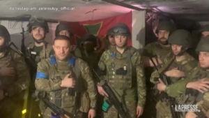 Mariupol, i soldati cantano l’inno ucraino nell’acciaieria assediata